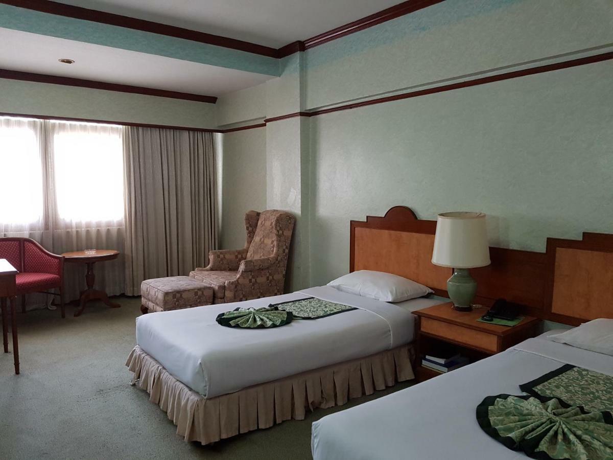 The Park Hotel Sukhumvit 7 Бангкок Экстерьер фото